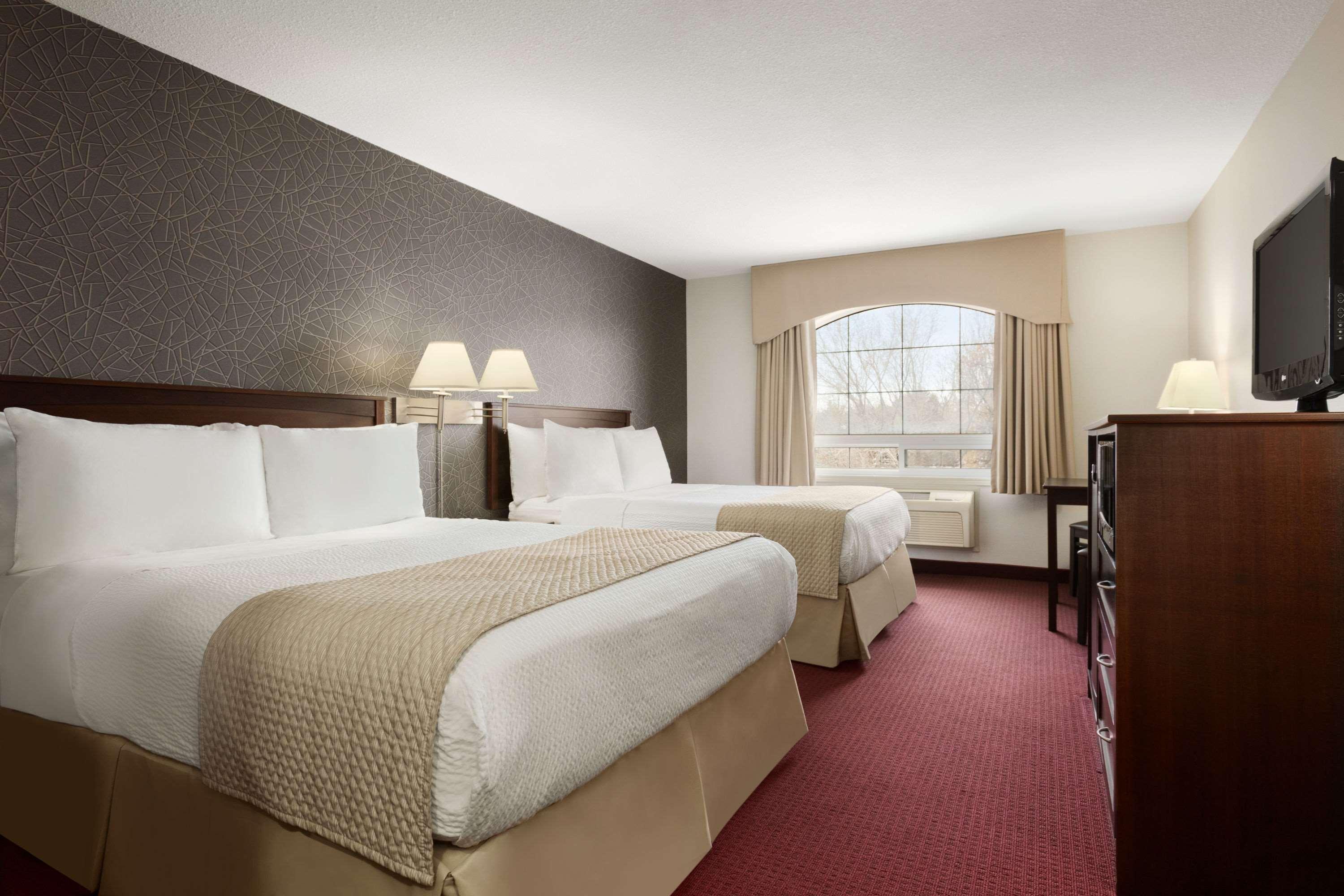Days Inn & Suites By Wyndham Brandon Buitenkant foto