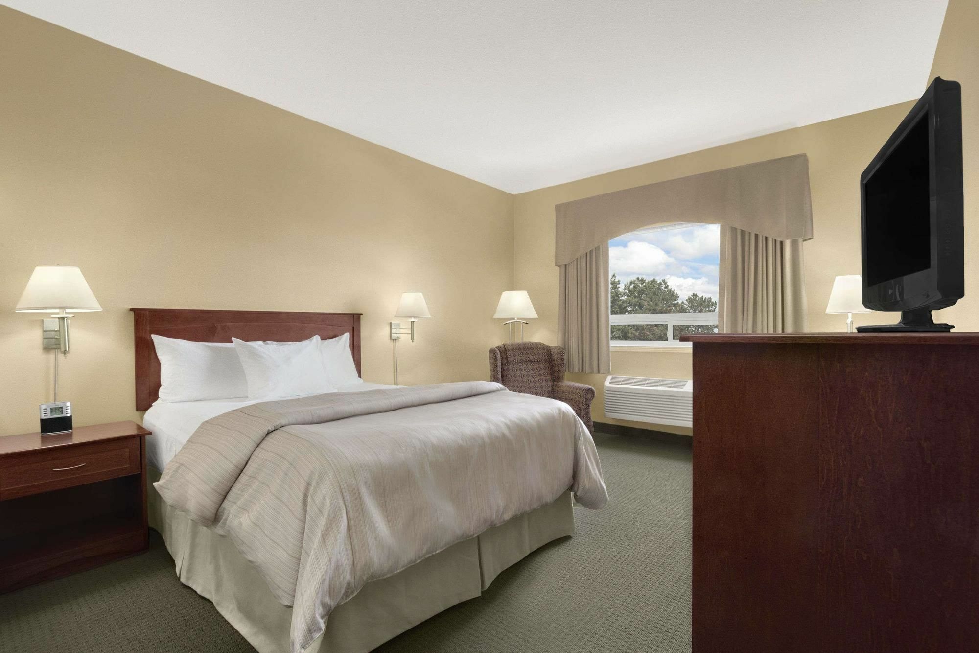 Days Inn & Suites By Wyndham Brandon Buitenkant foto