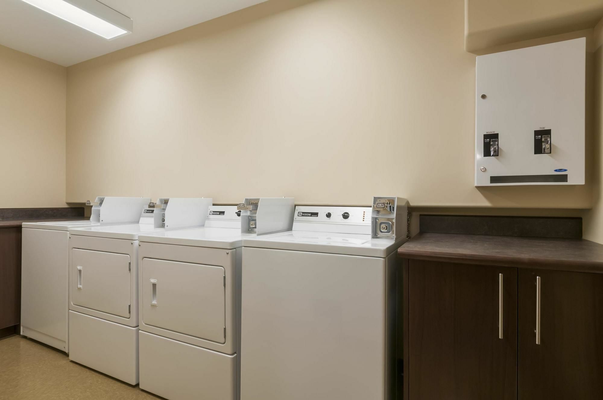Days Inn & Suites By Wyndham Brandon Buitenkant foto