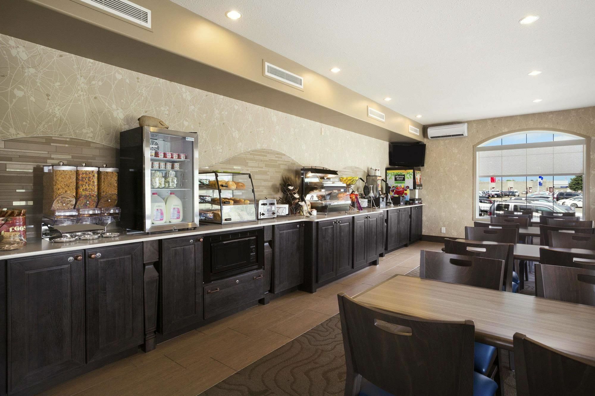 Days Inn & Suites By Wyndham Brandon Buitenkant foto