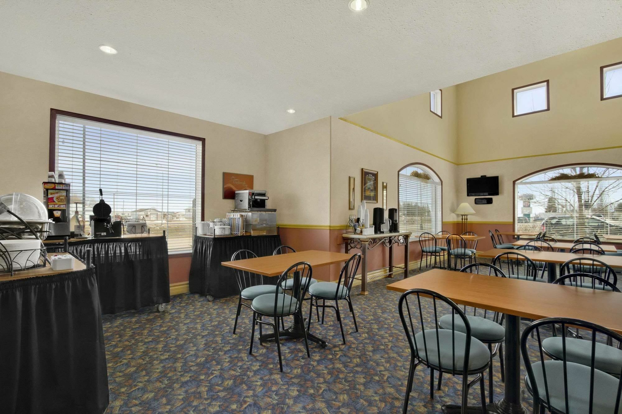Days Inn & Suites By Wyndham Brandon Buitenkant foto